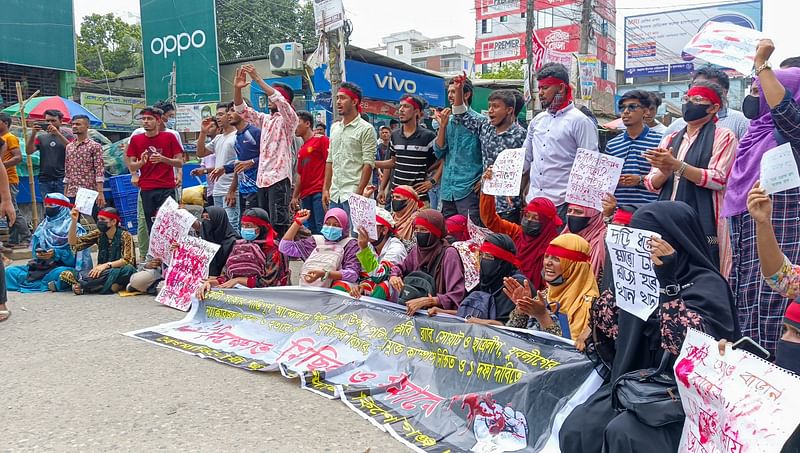 কিশোরগঞ্জ শহরের পুরোনো থানা এলাকায় আজ মঙ্গলবার সড়ক অবরোধ করেন শিক্ষার্থীরা